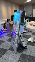 Ruedas de suelo 4K Batería doble Reproductor Lcd de 43 pulgadas Panel impermeable Señalización Pantalla de publicidad móvil al aire libre