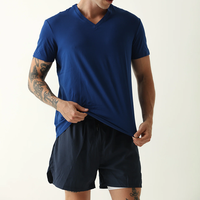 T-shirt basique personnalisé en gros à col en V et manches courtes pour homme, coupe ajustée décontractée, couleur unie, en coton à séchage rapide, idéal pour le sport et le streetwear