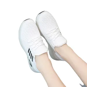 Desain merek murah Fly Knit Sneakers berpori ringan sepatu lari kasual grosir sepatu olahraga wanita