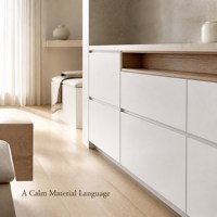 Meubles de cuisine blancs modernes, sur mesure, sans poignées, avec îlot cascade, plan de travail en pierre et éclairage LED, fabrication OEM