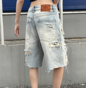 Shorts décontractés anti-plis imperméables à bords effilochés et coupe droite ample pour hommes et femmes, avec détails déchirés et effet badge. - Product Image 3