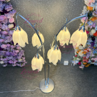 Lampe sur pied de luxe en métal argenté à 7 têtes de fleurs de magnolia, lumière chaude, pour allée de mariage et décoration d'événements, vente en gros