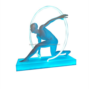 <span class=keywords><strong>Humanoïde</strong></span> Sculpture En Fiber De Verre Lampadaire Décoratif Salon Vent Lumineux Feu Anneaux Hôtel Statue Joueur Lampadaire - Product Image 4