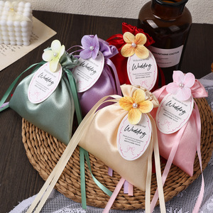 Sacchetti Regalo Eleganti in Raso di Seta per Matrimoni e Baby Shower con Ciondolo Floreale e Etichette di Ringraziamento - Product Image 1