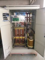 Régulateur de tension de type servomoteur triphasé 300kVA Stabilisateur de tension avec sortie 380V