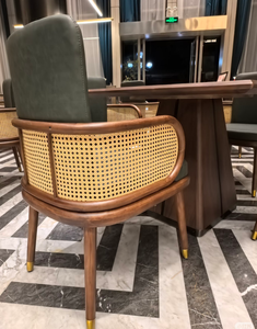 Ensemble de mobilier de restaurant de luxe moderne : chaise de salle à manger avec dossier en rotin et table de salle à manger en bois étoilé pour projets hôteliers et cafés - Product Image 6