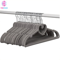 Cintre en velours classique et durable, peu encombrant, économique et à prix compétitif pour la maison