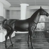 Statue d'animal en résine de cheval noir et blanc grandeur nature en fibre de verre, décoration artisanale réaliste d'animaux de jardin en fibre de verre