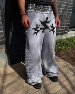 بنطلون رياضي رجالي واسع الساق مخصص من القطن الفرنسي 100٪ مع رقعة جلدية وأحجار كريمة، بغسيل أسود وغسيل متسخ ومظهر متهالك - Product Image 1