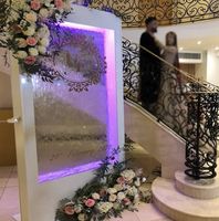 Bienvenue à votre mariage avec une magnifique fontaine d'entrée en cascade, miroir, décorations de mariage élégantes