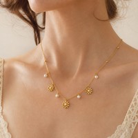 Collier à breloque fleurie en acier inoxydable plaqué or, sans ternissement, pour femmes, vente en gros, prêt à expédier, nouvelle arrivée