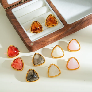 Pendientes Modernos de Acero Inoxidable 304 con Baño de Oro de 18K, Diseño Triangular con Resina, Estilo Casual y Simple para Uso Diario de Mujeres - Product Image 1