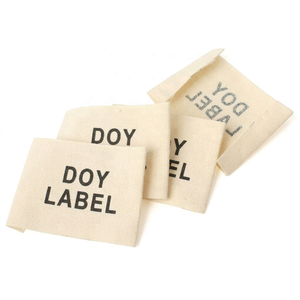 Coser en el diseño de ropa personalizada Nombre de la marca Serigrafía 100% Algodón Lona Etiquetas principales para chaquetas - Product Image 1