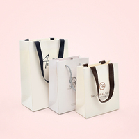 Sacs en papier kraft blanc avec poignée, logo personnalisé, luxe exquis, pour cosmétiques, cadeaux, emballage, réutilisables avec accessoires en ruban