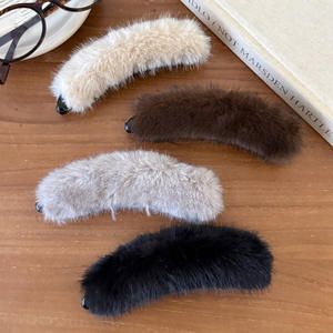 Pince à cheveux géométrique en plastique et tissu en forme de banane pour femme, accessoire de mode automne-hiver pour mariages et occasions spéciales - Product Image 1