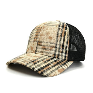 Gorras de malla de 6 paneles estilo americano personalizadas, con patrón a cuadros vintage, tipo trucker, con visera curva y efecto desgastado. - Product Image 6