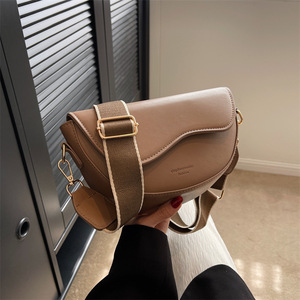 Bolso de Hombro Ligero de PU Marrón Vintage con Forma de Media Luna y Cierre Magnético para el Uso Diario de la Mujer - Product Image 3
