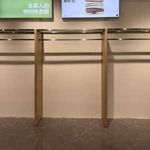 رف عرض ملابس معدني مثبت على الحائط بلون خشبي لمتجر الملابس، أثاث مخصص للمتاجر الراقية - Product Image 1