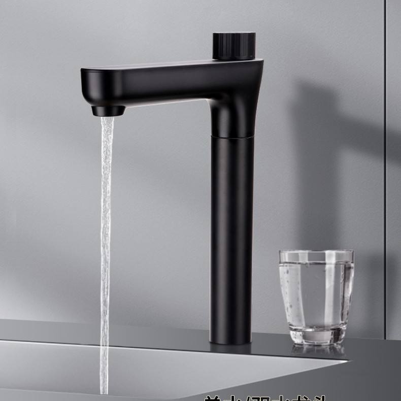 Colonne haute noire à sept caractères à 2 points, eau unique