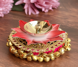 ที่วางเทียนรูปดอกบัวสีแดงหรูหรา พร้อมกระดิ่งทองเหลือง สำหรับตกแต่งบ้าน - Product Image 1