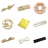Prix compétitif fournir logo plaque d'argent personnalisé estampage vêtements étiquettes en métal pour robe