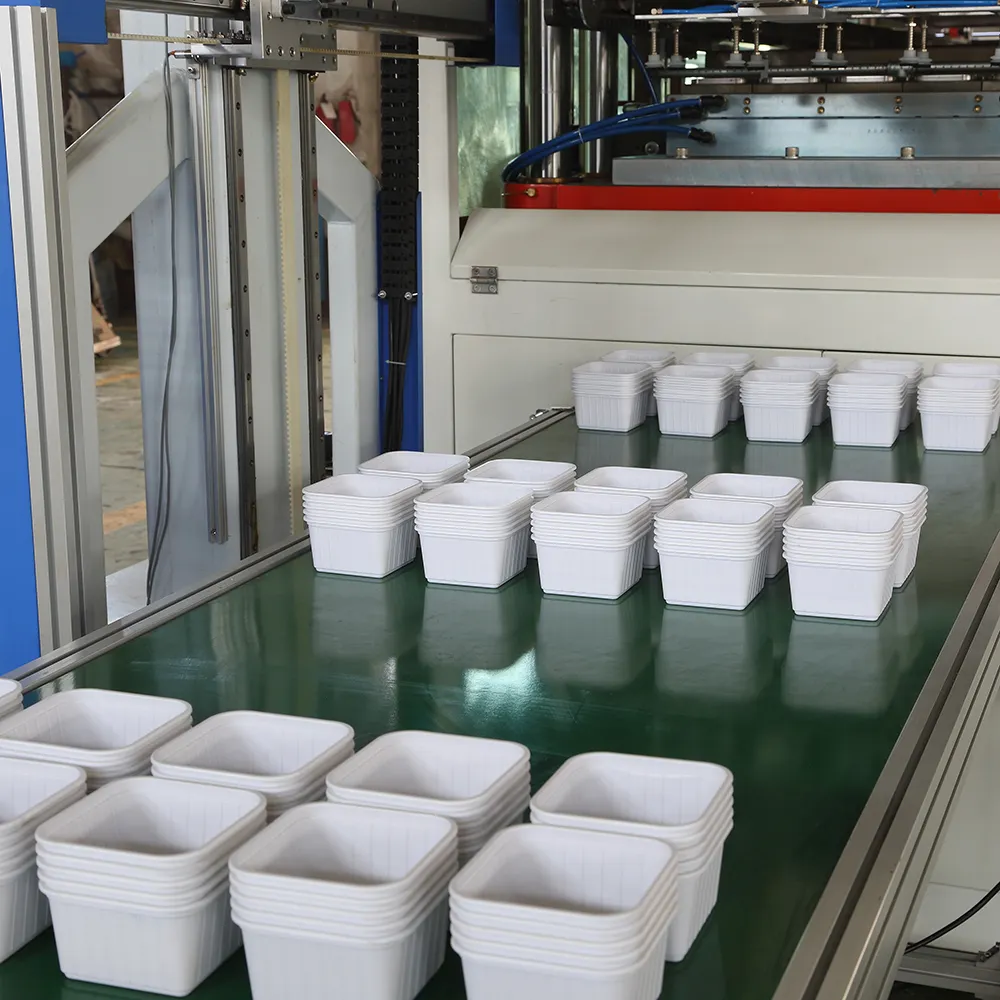 मानक चार खंभे पीएलए कूल्हों कप बनाने की मशीन डिस्पोजेबल प्लास्टिक के कप Thermoforming मशीन कारखाने बिक्री मूल्य