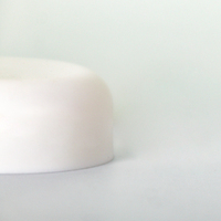 Bouchons en bakélite à dôme lisse en polypropylène blanc pour les pots de crème de soins de la peau
