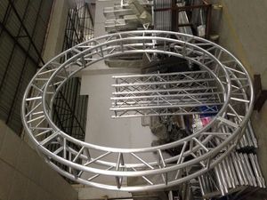 ระบบโครงหลังคาอะลูมิเนียมอัลลอยด์ โครงหลังคาอะลูมิเนียมพร้อมสลักเกลียวสำหรับติดตั้งไฟเวที โครงทรัสสำหรับคอนเสิร์ต เวทีคอนเสิร์ตเคลื่อนที่ - Product Image 3