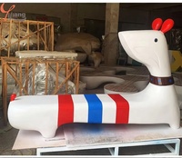 Sculpture 3D personnalisée en résine Chaise de relaxation créative en forme de chien en fibre de verre pour les loisirs de plein air et les centres commerciaux