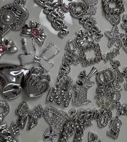Breloques en résine argentée de styles variés pour loisirs créatifs, accessoires décoratifs, pendentifs, logos de marque de créateur, breloques pour coques de téléphone
