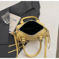 Tas Boston Bergaya Y2K dengan Hiasan Rivet & Rumbai |   Tas Tangan Kulit PU Berkualitas Tinggi dengan Tali yang Dapat Disesuaikan