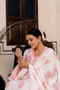 Ensemble Kurti Anarkali en coton imprimé authentique blanc et rose de qualité supérieure avec dupatta assortie, parfait pour les occasions festives et décontractées - Product Image 2