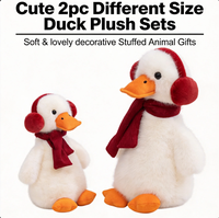 Peluche Canard avec Cache-Oreilles Rouges et Écharpe – Style Hiver – Poupée Animalière Rembourrée – Décoration Maison – Cadeau Doux en Peluche