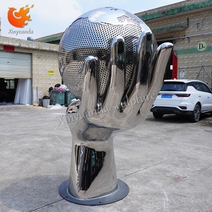 Sculpture en acier inoxydable de grande taille pour l'extérieur, miroir creux, main tenant la Terre, ornements, technique polie, scène pittoresque - Product Image 3