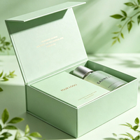 Boîte cadeau rigide magnétique vert menthe en matériaux recyclés avec logo personnalisé, finition mate et vernis UV pour emballage de coffret parfum