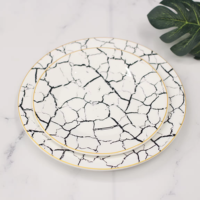 Service de vaisselle en céramique de style nordique luxueux avec motif craquelé en marbre noir et bord doré, parfait pour hôtel, restaurant, mariage