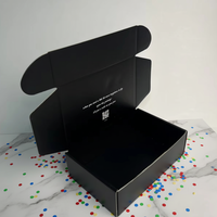 Boîtes d'emballage noires personnalisées avec membrane imperméable, boîtes d'expédition, logo imprimable, boîtes en papier pour l'emballage de vêtements