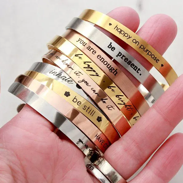 Donne Inspirational Jewelry bracciale rigido con polsino in acciaio inossidabile braccialetto di amicizia con scritta Mantra con incisione personalizzata