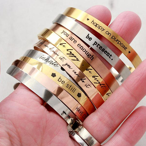 Phụ Nữ Inspirational Đồ Trang Sức Thép Không Gỉ Cuff <span class=keywords><strong>Bangle</strong></span> Vòng Đeo Tay Tùy Chỉnh Khắc Từ Thần Chú Câu Tục Ngữ Tình Bạn Vòng Đeo Tay - Product Image 2
