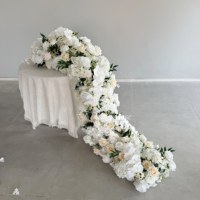 Chemin de table à fleurs artificielles d'usine OEM Chemin de table à fleurs de mariage Chemin de table à fleurs de roses blanches pour la décoration d'événements