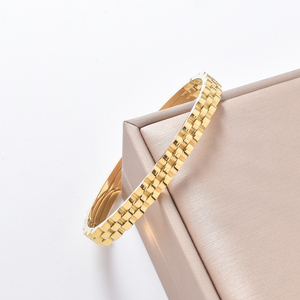 Brazalete Geométrico Unisex de Acero Inoxidable Chapado en Oro de 18K, Diseño Minimalista de Lujo, Texturizado, Venta al Por Mayor, Diseño Exclusivo - Product Image 4