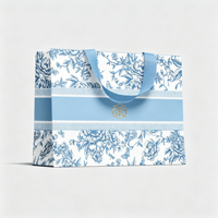 Sac cadeau de luxe en carton blanc recyclable avec poignée ruban dissimulée et sangle intérieure, 190-230 g/m², logo personnalisé