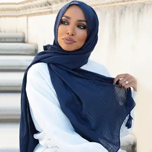 Nueva venta al por mayor personalizar suave Hijab musulmán mujeres bufanda con borla chal Gingham en relieve línea de algodón Hijab
