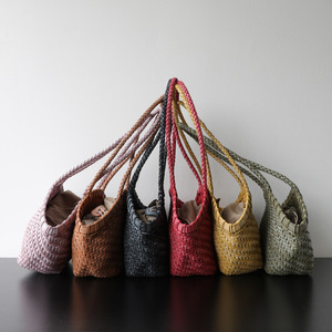 Sac fourre-tout tissé à la main, légèrement luxueux, en cuir de vachette tanné végétal et ciré effet brume; Panier en osier de style resort en forme de coquille - Product Image 4