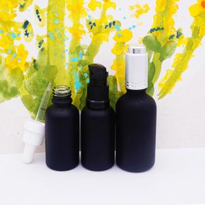 Bouteilles rondes de mousse de savon en <span class=keywords><strong>verre</strong></span> vide de 1oz noir mat avec distributeurs de mousse - Product Image 2