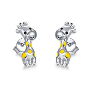 Orecchini a perno con giraffa cartone animato, in argento 925 placcato oro bianco, da donna, per tutti i giorni, con incastonatura a castone e accento di perle - Product Image 1