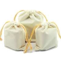 Pochette beige de luxe de taille moyenne en flanelle avec cordon cadeau personnalisé sac d'emballage de bijoux sac en velours avec logo personnalisé pour bijoux