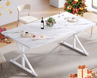 Table à manger en bois de luxe OEM avec motif marbre blanc, base croisée en laiton massif et bord poli pour hall d'hôtel de prestige
