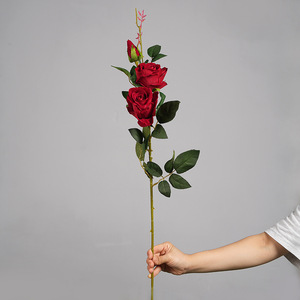 Rose artificielle en velours à trois têtes Greenway, rouge vif, plante entière, arrangement floral décoratif pour les fêtes et les occasions spéciales - Product Image 2
