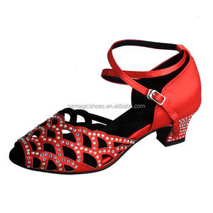 Wedopus Chaussures de <span class=keywords><strong>danse</strong></span> <span class=keywords><strong>latine</strong></span> en satin pour femme avec <span class=keywords><strong>talon</strong></span> personnalisé et semelle en caoutchouc Chaussures de <span class=keywords><strong>danse</strong></span> de salon à <span class=keywords><strong>talon</strong></span> bas Rouge avec petites perles - Product Image 1